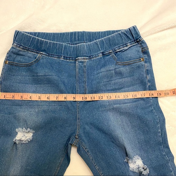 ❌SOLD❌ 3/$15 💙Frayed Hem Distressed Jeggings - Picture 8 of 10